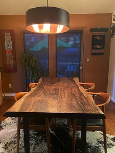 Table à manger en bois massif avec plateau de forme naturelle, design unique et abordable, en noyer, avec bord naturel - Product Image 6