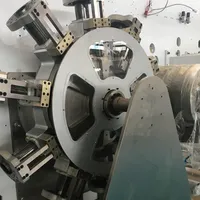 Machine de découpe entièrement automatique à servomoteurs pour la production de sous-vêtements absorbants et de couches, contrôlée par PLC, haute vitesse et haute efficacité