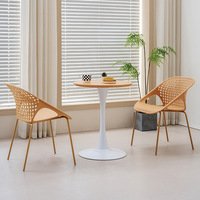 Chaise de salle à manger en plastique empilable de style nordique avec dossier épaissi, idéale pour restaurant, café, hôtel, salon