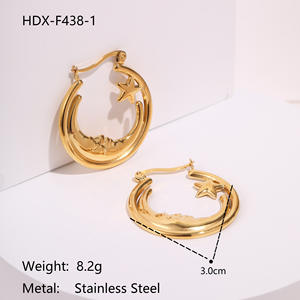 Boucles d'oreilles créoles lune et étoile en or Boucles d'oreilles design céleste Accessoire de mode idéal pour cadeau femme - Product Image 4