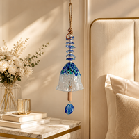 Carillon éolien en verre soufflé artisanal, sans plomb, matériau écologique, design moderne, couleurs bleu et blanc, avec corde de suspension et décoration en bois