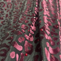 Strass de cristaux rouges scintillants de style personnalisé incrusté sur tissu de maille de polyester avec imprimé léopard en velours