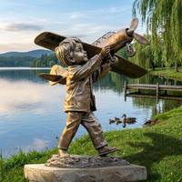 Statue personnalisée en bronze de petit garçon avec avion jouet, sculpture de rêve d'enfance pour parc et paysage lacustre, statue en bronze