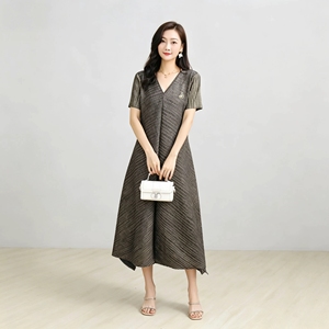 Venta al por mayor directa de fábrica: Vestido plisado con textura de chevron artístico, estilo Miyake, cuello en V, adelgazante diagonal, largo midi, <span class=keywords><strong>moda</strong></span> 2026 - Product Image 6