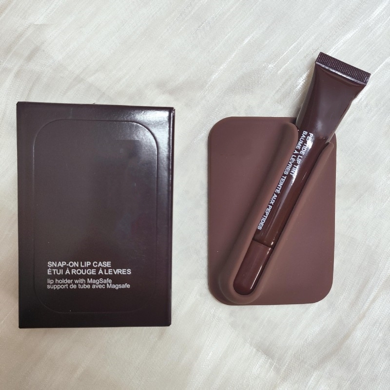 Espresso with lip gloss  white