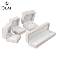 Bague en cuir PU beige de qualité luxueuse personnalisée, boucle d'oreille, collier, boîte d'emballage de stockage de bijoux