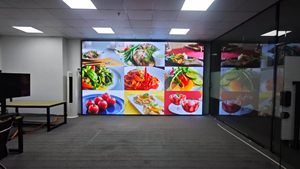 จอแสดงผล LED แบบติดผนังกลางแจ้ง P4 800*900 ES Series รุ่นโค้งมุมโค้ง ความสว่าง 5000 cd มุมมอง 178 องศา สำหรับการโฆษณา - Product Image 2