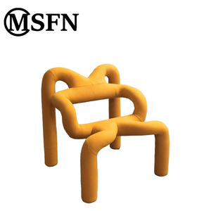 Fauteuil d'appoint sculptural moderne en <span class=keywords><strong>tissu</strong></span> rouge vibrant, idéal pour les espaces Instagrammables, les galeries d'art et les salons créatifs - Product Image 2