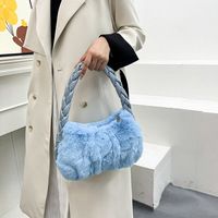 Sac hobo doux et moelleux en peluche avec poignée tressée, sac à bandoulière en fourrure duveteuse, mini sac fourre-tout mignon pour femme, idéal pour les tenues quotidiennes d'hiver