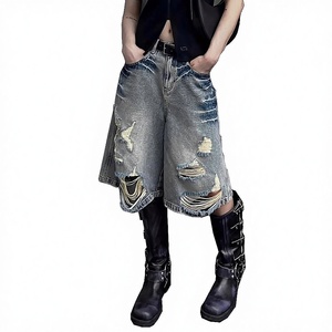 Shorts en jean pour homme, style vintage, effet vieilli, coupe charpentier, avec patchs personnalisés et appliques streetwear, jambe large et ourlet déchiré - Product Image 3