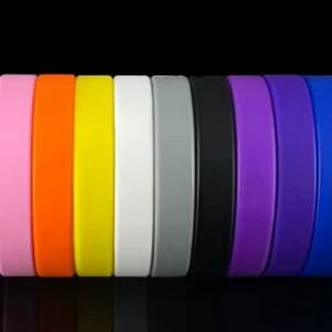 Bracelets en silicone personnalisés par le fabricant, lumineux, religieux, tissés, gravés, imprimés à l'écran, brillants, pour usage promotionnel - Product Image 4