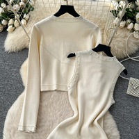 Ensemble 2 pièces pour femmes : Cardigan en tricot à bordure perlée et robe en tricot ajourée sans manches à col rond