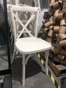 <span class=keywords><strong>Chaise</strong></span> de mariage à dossier croisé en résine imitation <span class=keywords><strong>bois</strong></span> antique à louer - Product Image 4