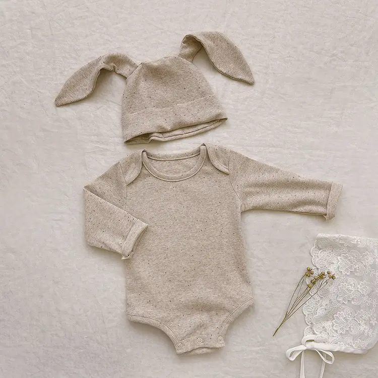 Grenouillère pour enfants OEM Pyjamas pour bébés en tricot biologique Nouveau-né Barboteuse grenouillère combinaison pour bébé en coton moucheté côtelé