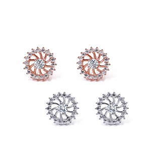 Pendientes de Botón de Moissanita con Diseño Floral Hueco, Clásicos, Elegantes y Lujosos, Chapados en Plata y Oro de Tianyu Gems. - Product Image 6