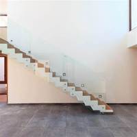 Escalier droit industriel style loft avec poutre métallique en zigzag, poutre en acier noir mat et marches en bois massif pour maison à plan ouvert