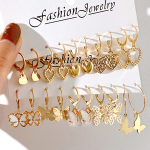 Nouvelles Boucles d'oreilles en alliage de diamant pour femmes, style transfrontalier Europe-États-Unis, créatives, rétro, simples, creuses, motif cœur et papillon doré - Product Image 1