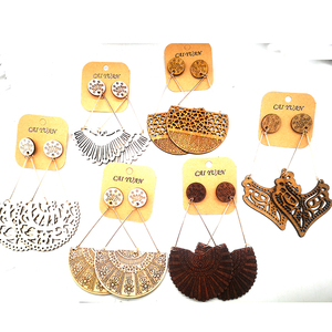 Nouveautés 2022 : Boucles d'oreilles pendantes africaines en bois - Product Image 2