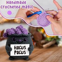 Vente en gros personnalisée : Nouveauté 2026 – Ornements de poupées amigurumi au crochet faites main, thème Halloween, Sorcière en pot, pour le soutien émotionnel, avec étiquette