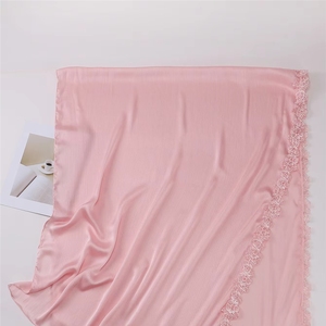 Vente en gros de nouveaux modèles de hijabs en crêpe de soie, foulards en satin uni, foulards en georgette brodés de dentelle florale - Product Image 6