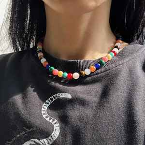 Collar de Resina Moderno con Colgante Artístico Decorativo, Joyería Ligera Ideal para Uso Diario y Combinar con Atuendos Elegantes - Product Image 3