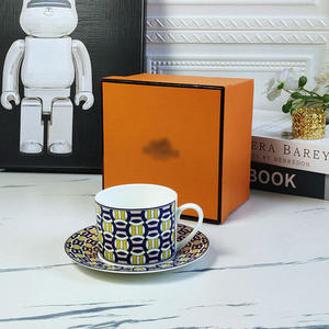 Juego de Taza y Platillo de Porcelana a Cuadros Amarillos y Azules de Lujo Europeo en Oferta con Caja de Regalo - Product Image 2
