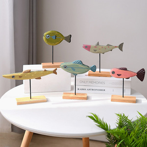 Ornements de poisson en bois, style dessin animé, matériau en pin, design méditerranéen, décoration de table pour salon ou chambre d'enfant - Product Image 1