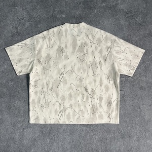 Camiseta de algodón para hombre, de corte holgado y versátil, con diseño desgastado y efecto craquelado, y detalles serigrafiados. - Product Image 3