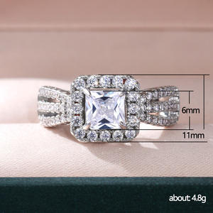 Anello di Fidanzamento F732 per Donna in Oro Bianco con Diamante Naturale Taglio Principessa, Colore G, Design Halo - Product Image 5