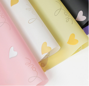 Papel de regalo impermeable al por mayor para el Día de San Valentín, en forma de corazón, blanco, plástico, para empaquetar ramos de flores. - Product Image 2