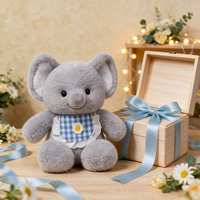 Peluche Éléphant Gris Adorable, Animal en Peluche Personnalisé avec Bavoir à Carreaux Bleus, Vente en Gros, Jouet en Peluche pour Bébé et Enfants, Fabricant d'Éléphants en Peluche Personnalisés