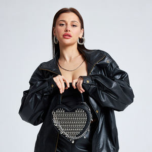 Sac à main tendance style punk à double face clouté en forme de cœur, sac bandoulière sexy pour fille avec chaîne en forme de cœur - Product Image 3