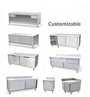 Table de travail industrielle en acier inoxydable avec deux portes rabattables, rangement en armoire, pieds cylindriques réglables, taille personnalisée
