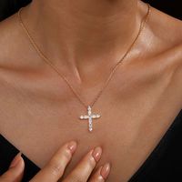 Collier unisexe en argent S925 avec pendentif croix entièrement serti de zircone cubique, accessoire de mode tendance avec croix en cristal irrégulière
