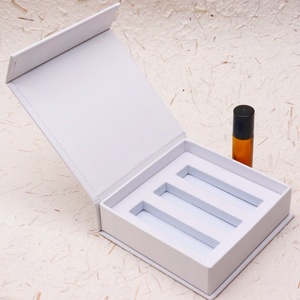 Boîte d'emballage à bille d'huiles essentielles pour le soin de la peau avec logo d'impression OEM Boîte de papier rigide pour bouteilles cosmétiques de luxe en verre avec insertion en EVA - Product Image 6