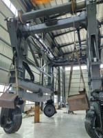 Grue de levage marine personnalisable de type Straddle Carrier 30/40/80 tonnes pour le levage de bateaux et les opérations en quai portuaire