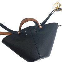 Sac seau portable en cuir de vachette pleine fleur pour femme, collection Printemps, avec deux poignées, longue bandoulière et pieds métalliques