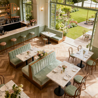 Ensemble de mobilier élégant et moderne : Tabourets de bar carrés en pierre frittée et velours vert, table, chaise, canapé et banquette pour café, restaurant, hôtel
