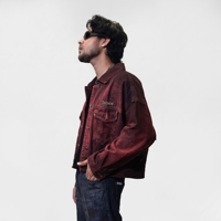 Veste en jean DiZNEW Streetwear, coupe courte et oversize, rouge foncé délavé, avec clous sur les épaules, étiquette DiZNEW, personnalisable OEM