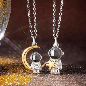 Set di Collane Personalizzate con Proiezione Fotografica per Coppie Astronauti, Ti Amo <span class=keywords><strong>in</strong></span> <span class=keywords><strong>100</strong></span> <span class=keywords><strong>Lingue</strong></span>, Gioielli Abbinati Luna Stella Astronauta per Innamorati - Product Image 2