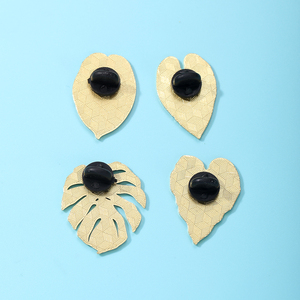 Broches en émail personnalisées en forme de feuille de Monstera, badges de revers en métal, fabrication OEM/ODM en gros pour usine - Product Image 3