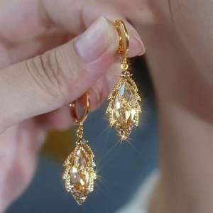 Boucles d'oreilles en alliage de style français, luxe léger, plaqué or, zircon, feuille, pour l'anniversaire des femmes - Product Image 1