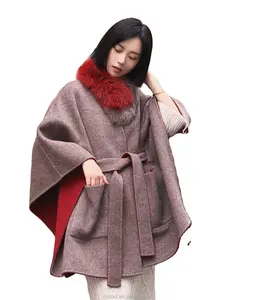 女士优雅的冬季羊驼斗篷外套，配真正的狐狸毛皮围巾-可逆式羊毛时钟