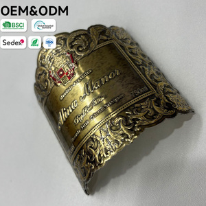 Insignias de Resina Epoxi Curvadas Personalizadas con Diseño de Vino Tinto Argentino - Product Image 1