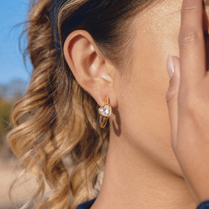 Pendientes Huggie en Forma de Corazón con Zirconia en Forma de C, Engaste de Bisel de Acero Inoxidable para Mujer, Joyería de Moda - Product Image 3