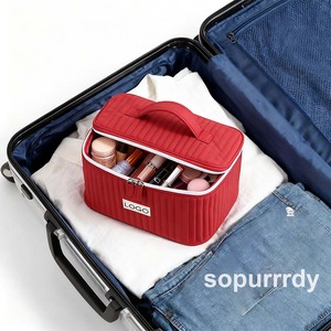 Sac de voyage pour cosmétiques en velours rouge matelassé avec logo personnalisé, grande fermeture éclair, résistant à l'eau, trousse de maquillage pour femmes - Product Image 3