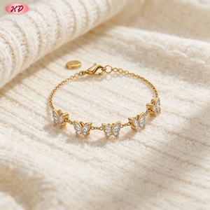 เครื่องประดับเฮงเตี้ยน สร้อยข้อมือทองชุบ 18K ประดับเพชรซิคอนรูปผีเสื้อห้าตัว สร้อยข้อมือขายส่ง ปรับขนาดได้สำหรับผู้หญิง - Product Image 6