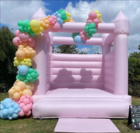 Château gonflable blanc moderne avec toboggan, idéal pour les mariages, événements et célébrations