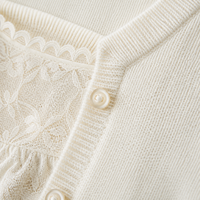 Op maat gemaakte dames 3-delige gebreide set met parelknopen cardigan, kant binnen top, geribbelde minirok, OEM groothandel, privélabel, bulkbestelling