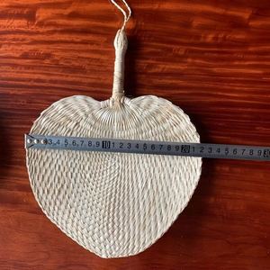 Éventail chinois traditionnel rustique en feuille de palmier naturelle tissée à la main avec logo brodé personnalisé - Product Image 2